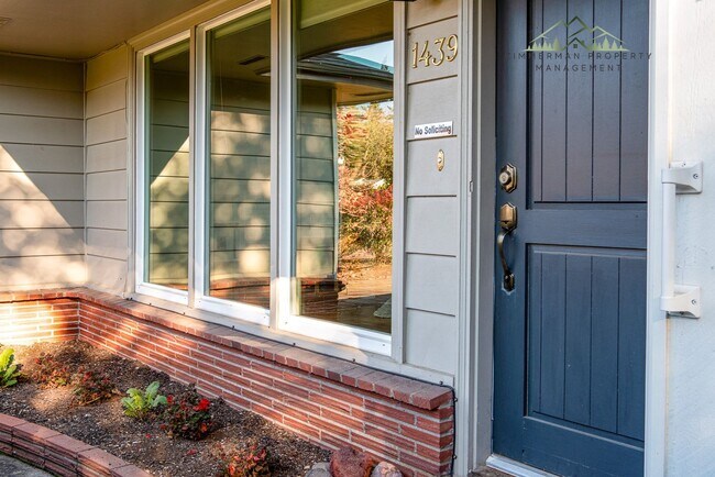 Building Photo - Amazing Cal Young Neighborhood! Beautiful ...