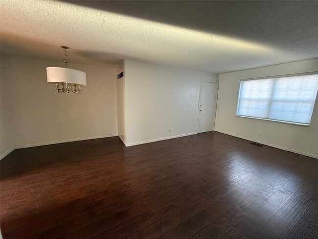 Foto del edificio - 7925 Royal Arms Ct