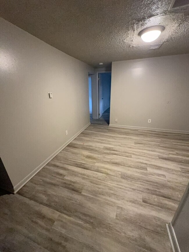 Foto del edificio - Updated 3 Bed 1 Bath Basement Apartment