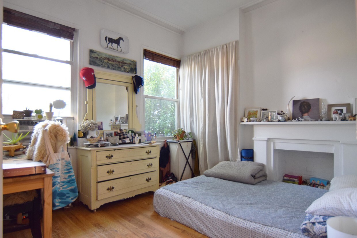 Primary Photo - 108 N Henry St