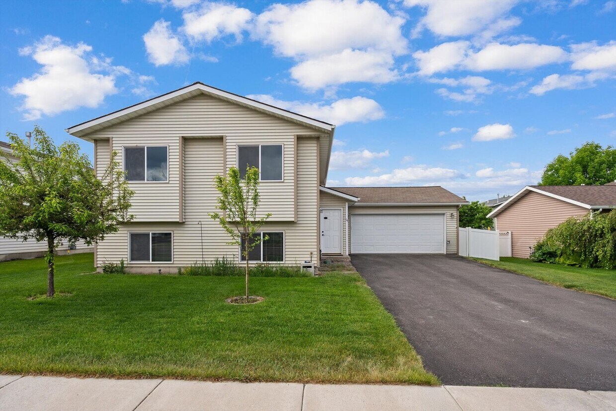 Foto principal - Amazing 3 Bedroom/2 Bath Bi-Level Home for...