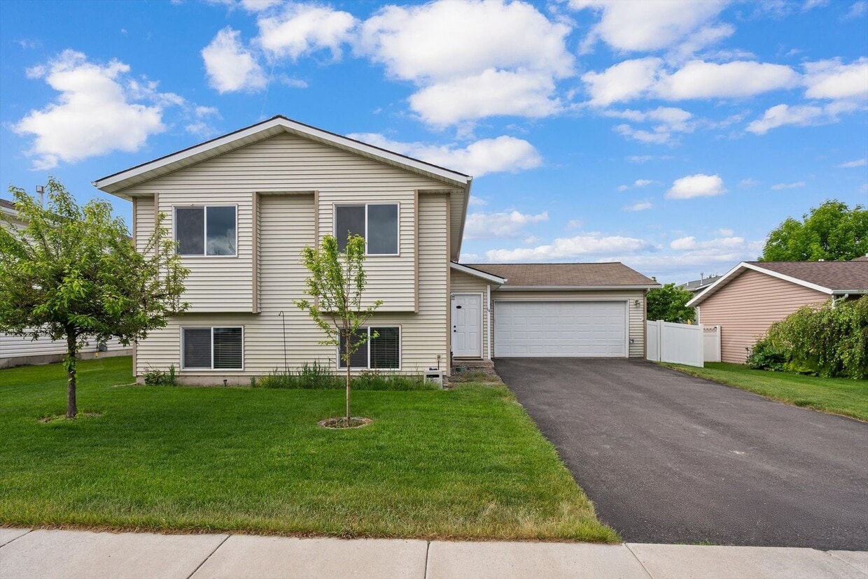 Primary Photo - Amazing 3 Bedroom/2 Bath Bi-Level Home for...