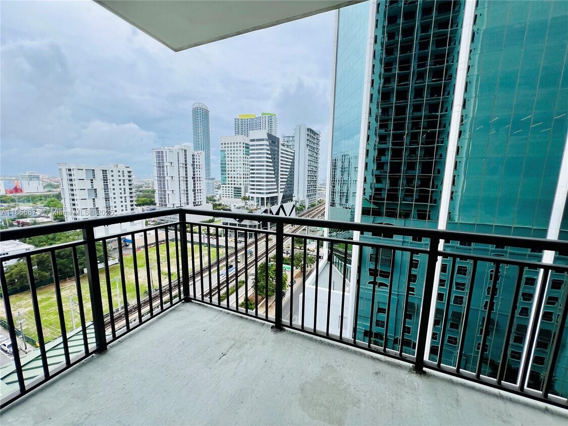 Foto principal - 999 SW 1st Ave