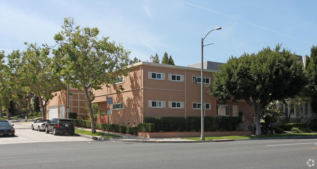 Primary Photo - Spacious Beverly Hills Apartment