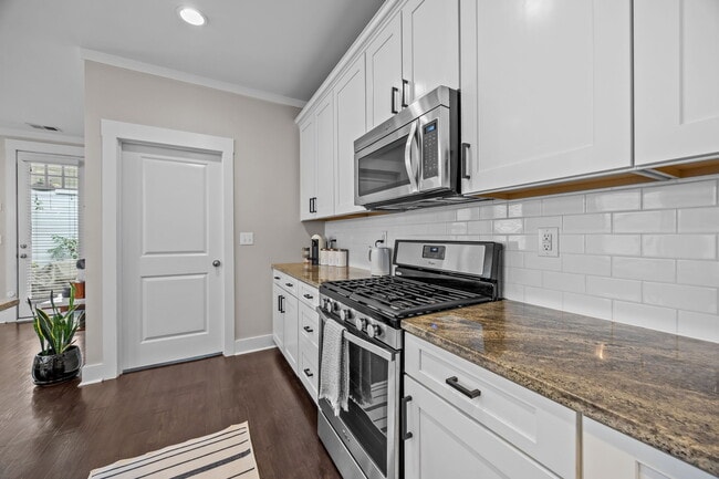 Kitchen w/ gas range - 4020 Willow Green Pl