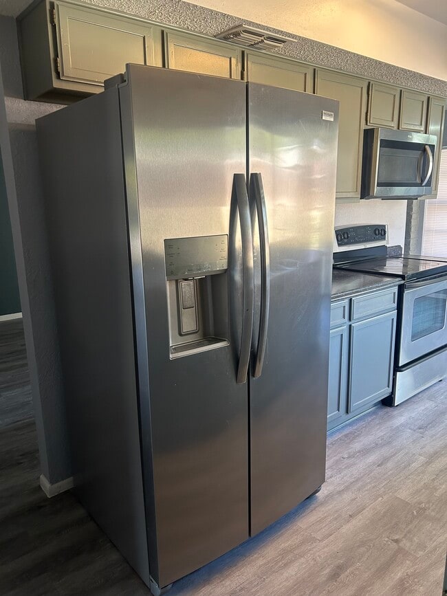 Building Photo - 1315 White Rock Dr