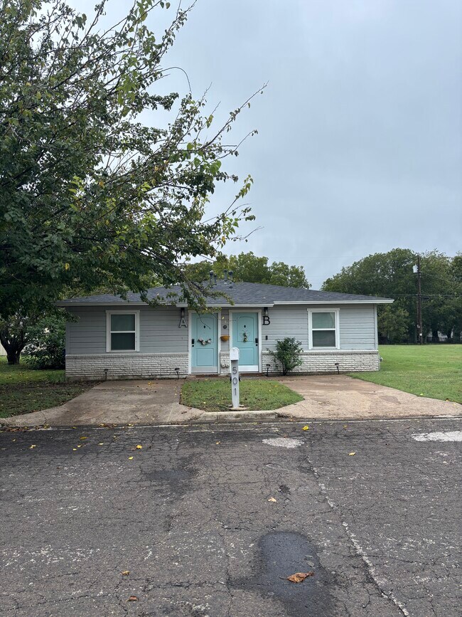 Building Photo - 501 W Lincoln Ave