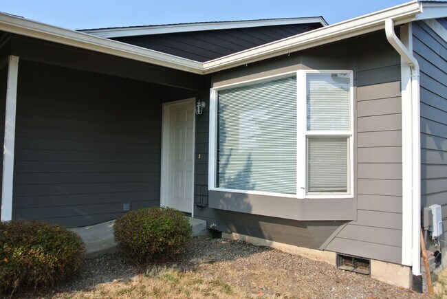 Foto del edificio - Spacious 3-bedroom/1 bath duplex in Albany!