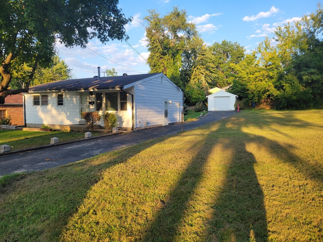 3106 Airway Ave, Breckenridge Hills, MO 63114 House Rental in