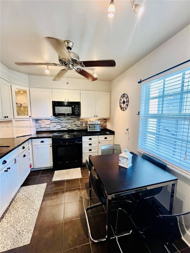 Building Photo - 4017 N Cypress Dr