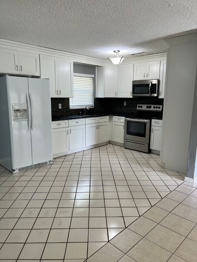 Foto del edificio - Adorable 3 bedroom 2 bath rental with fully fenced yard