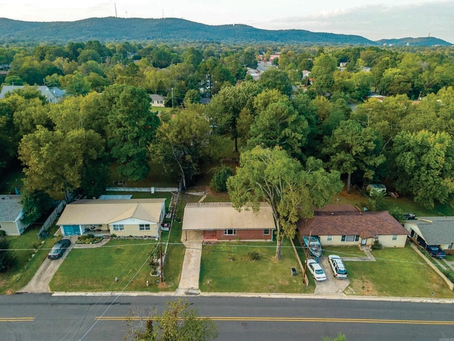 Aerial Photo - 806 Woodlawn Ave