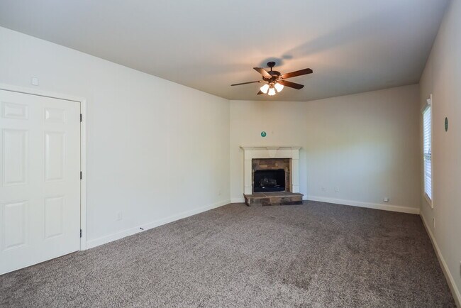 Building Photo - 590 Roland Manor Dr