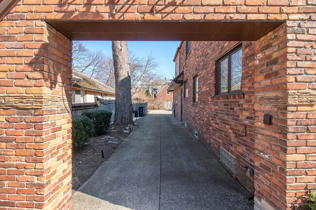 Foto del edificio - 622 University Pl