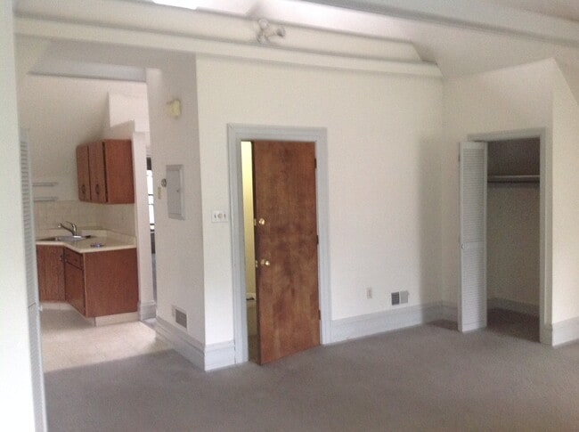Kitchen/entrance - 447 S Atlantic Ave