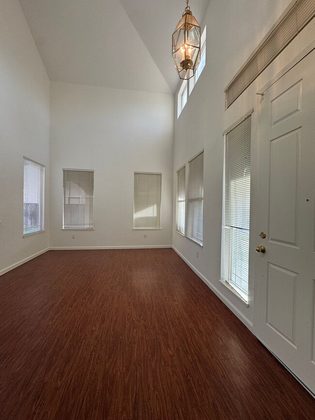 Building Photo - Beautiful Home with 4 Bedrooms and 3 Bathrooms in a Convenient Location!