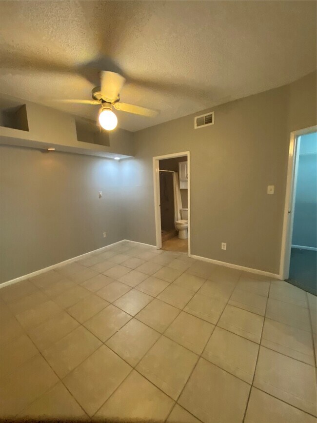 Building Photo - 10855 Meadowglen Ln