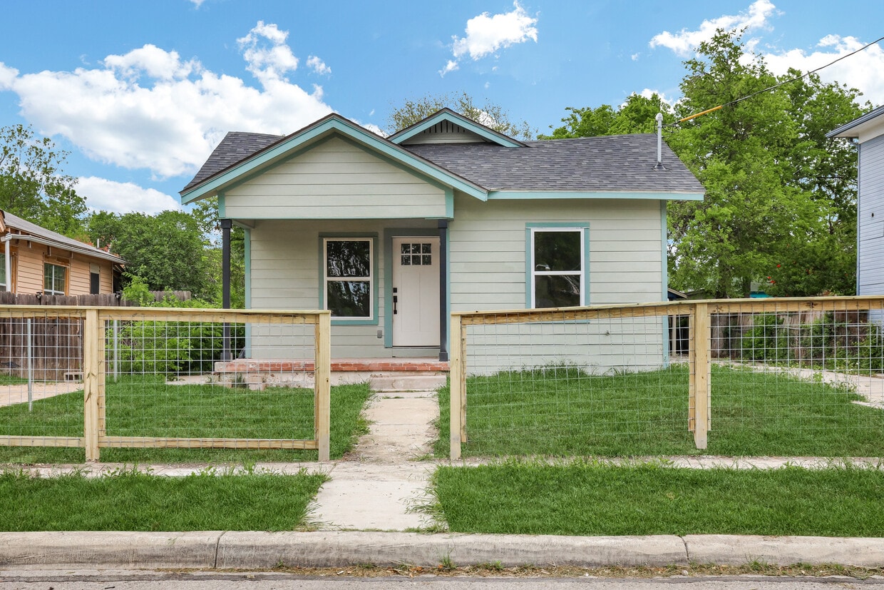 Primary Photo - 511 W Ridgewood Ct