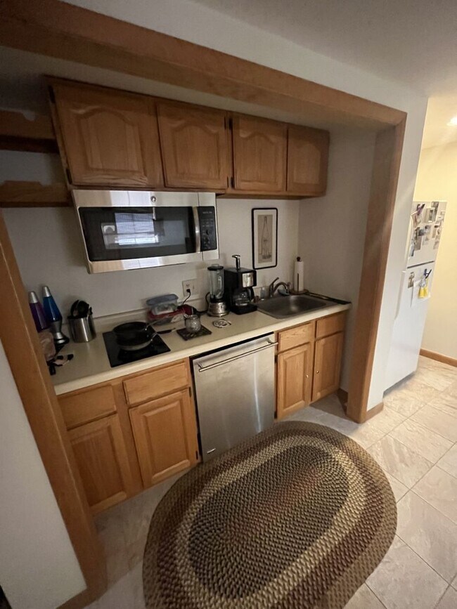 Building Photo - Spacious 1 Bedroom Apartment on West Pearl...