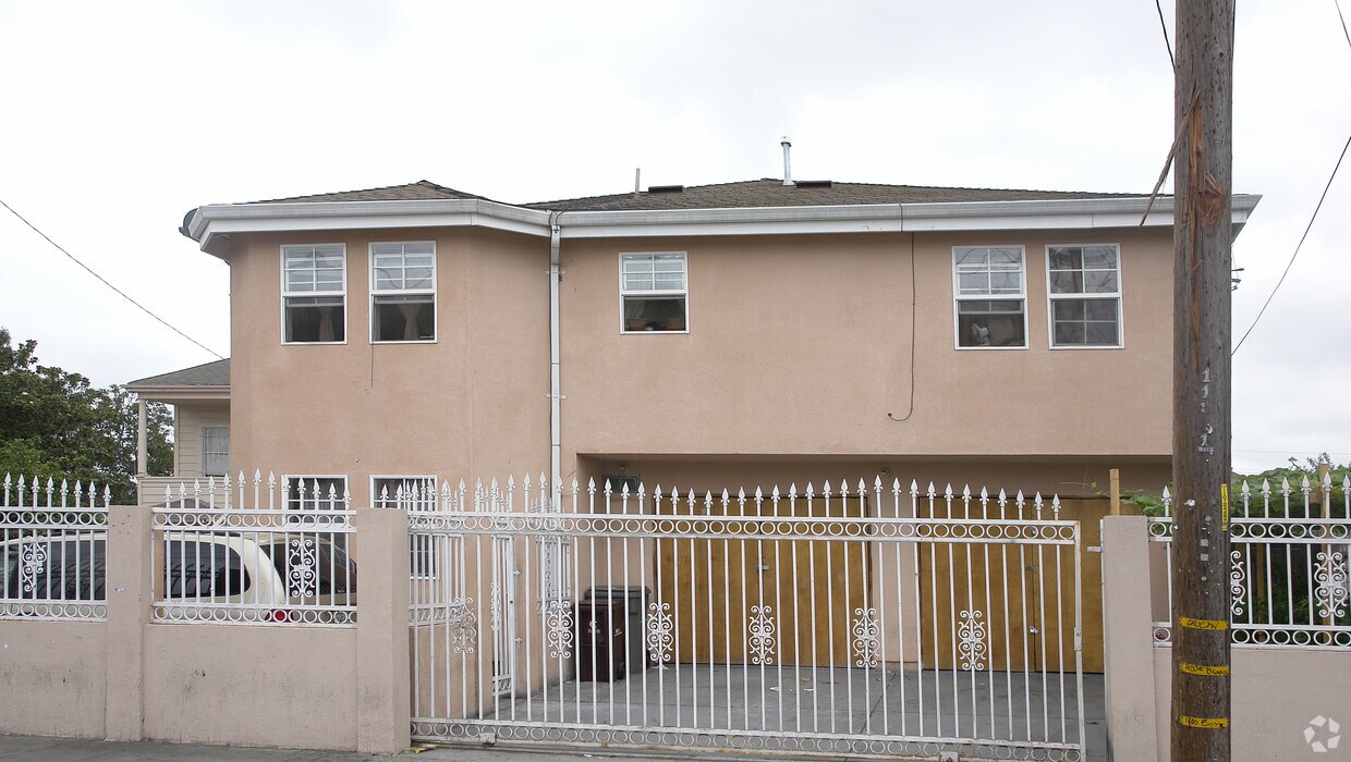 Foto del edificio - 9601 B St