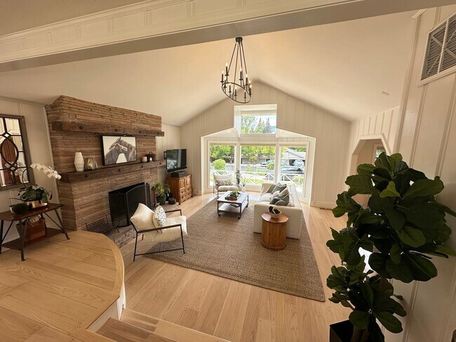 Foto del edificio - 4 Bed 4.5 Bath, Beautiful Home With Pool A...