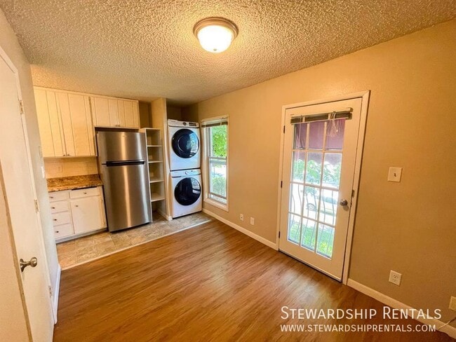 Photo - 893 W 5th Ave Apartment