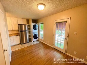 Building Photo - 893 W 5th Ave