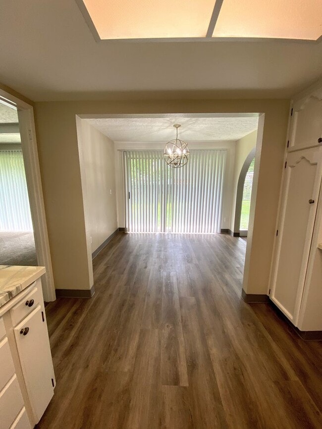 Foto del edificio - Spacious 4 Bedroom, 2 Bath Home with Large Yard -