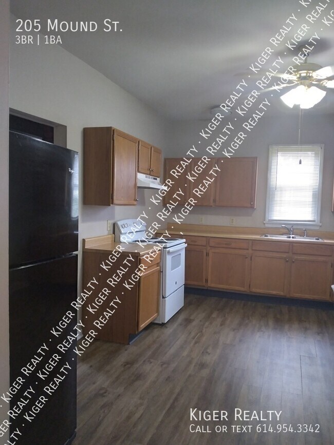 Building Photo - 3 Bedroom, 1 Bath Home
