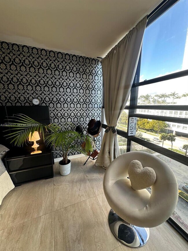 Foto del edificio - 600 NE 36th St