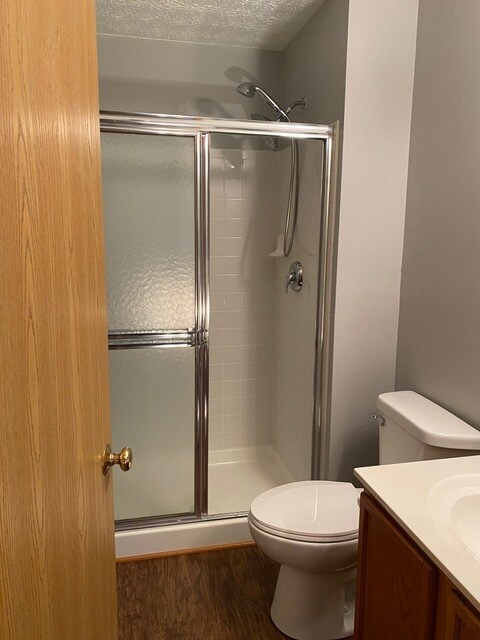 Baño principal - 179 Simon St