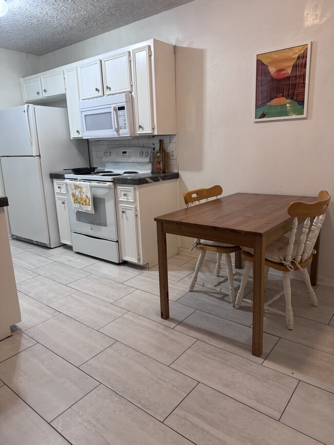 Dining area open layout - 430 Lindsey St