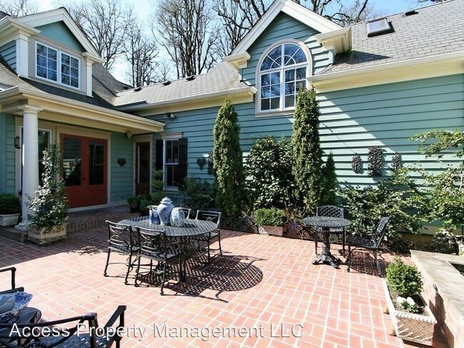 Foto del edificio - 24090 NE Wildwood Rd