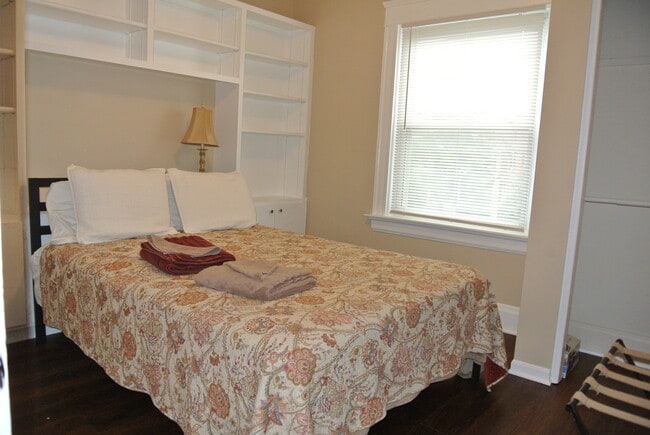 1st floor bedroom - 3545 Edwards Rd