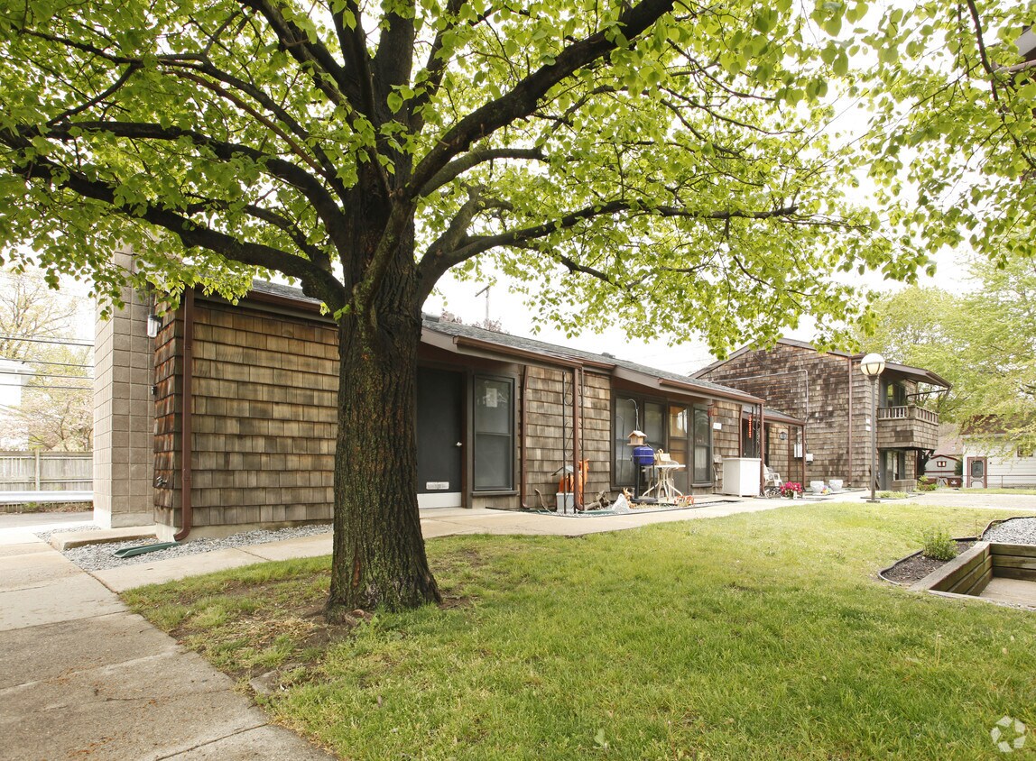Building Photo - 35231-35247 Glenwood Rd