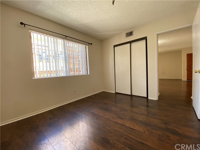 Building Photo - 987 E Del Mar Blvd