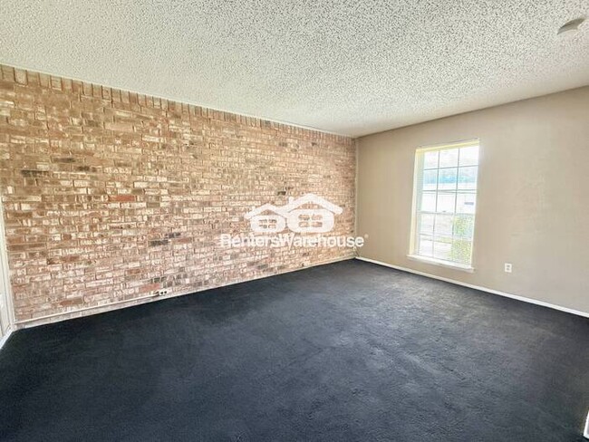 Building Photo - Duplex Ready for Move-in