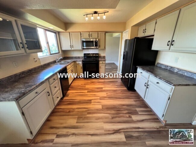 Foto del edificio - Northwest Tri-Level 5 Bedroom Home For Rent!
