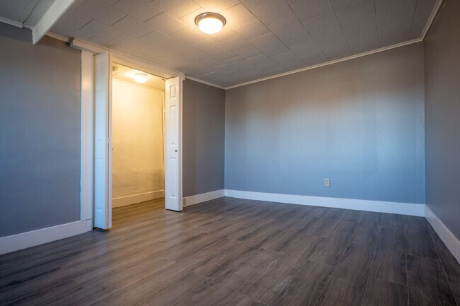 Foto del edificio - Spacious 1-Bedroom Apartment with Parking & Shared Yard - Midtown Kingston