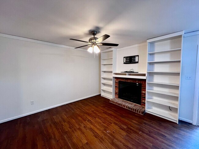 Foto del edificio - Cozy all brick townhouse right next to NAB...