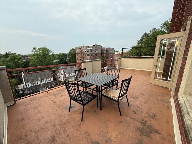 Foto del edificio - 170-12 Highland Ave