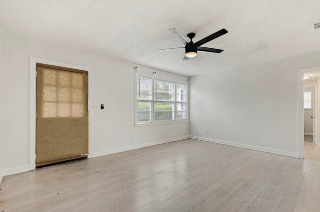 Foto del edificio - 5319 Attleboro St