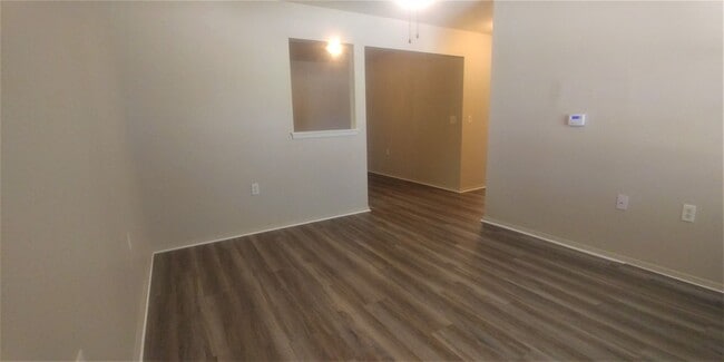 Building Photo - 2 bed, 1 bath Downstairs Apartment Availab...