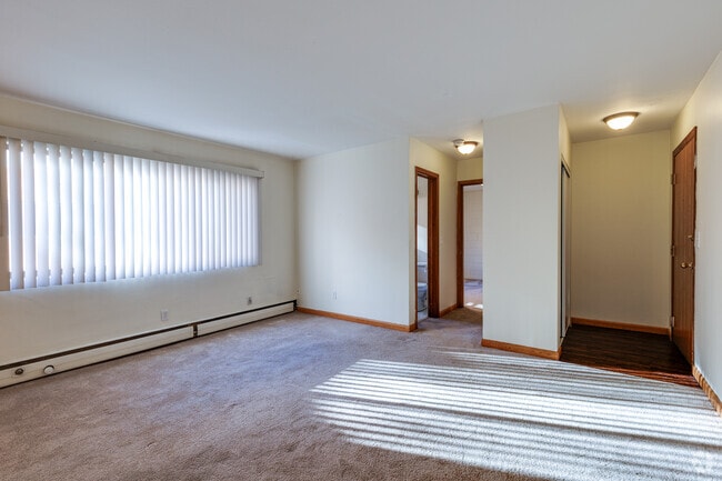 1BR, 1BA - 600SF - Living Room - 2009 Bryant Ave S