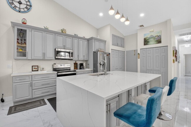 Building Photo - 6247 Heliconia Rd