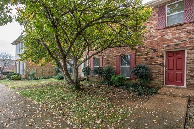 Foto del edificio - Coming soon! Nice remodel of townhouse Con...