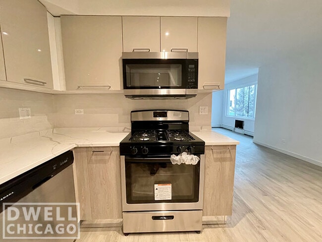 Building Photo - 7621 N Sheridan Rd