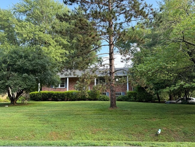 Building Photo - AVAILABLE NOW AUGUST 2025.  MONTHLY RENT I...