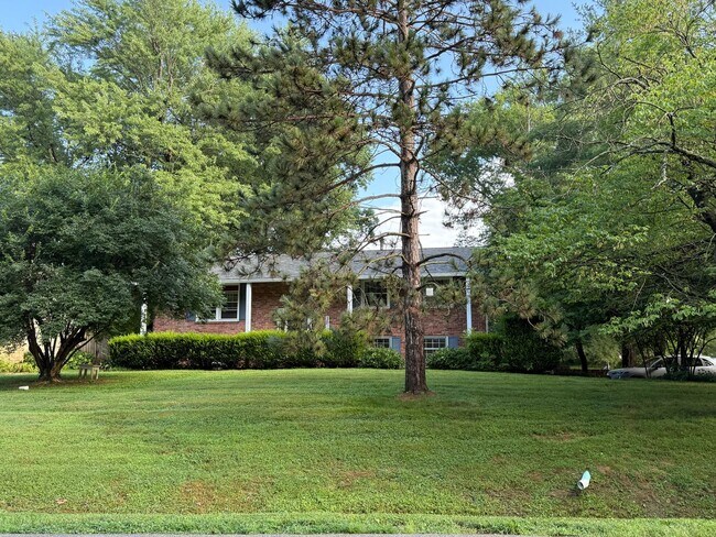 Foto del edificio - DON'T MISS THIS 4 BEDROOM HOME AVAILABLE N...