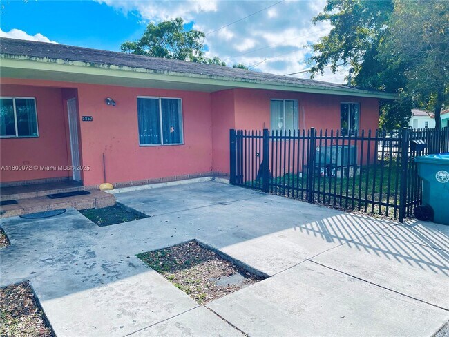 Foto del edificio - 5857 NW 13th Ave